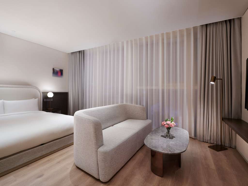 1 King Bed & Facilities for Disabled Guest