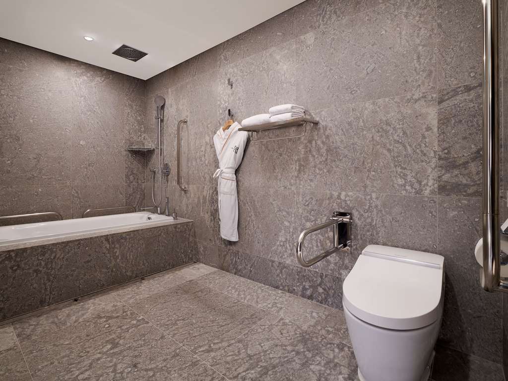 1 King Bed & Facilities for Disabled Guest
