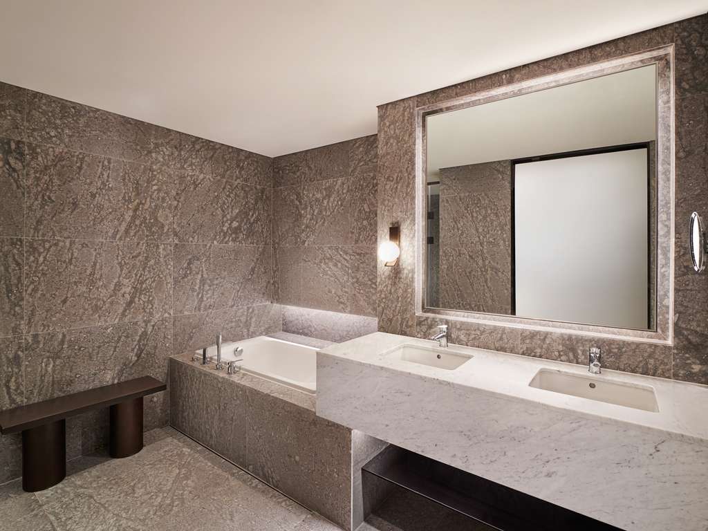 Premier River Suite with 1 King bed, River view