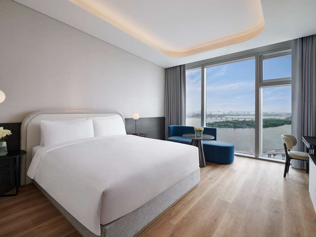 Deluxe River Room with 1 King bed, River view